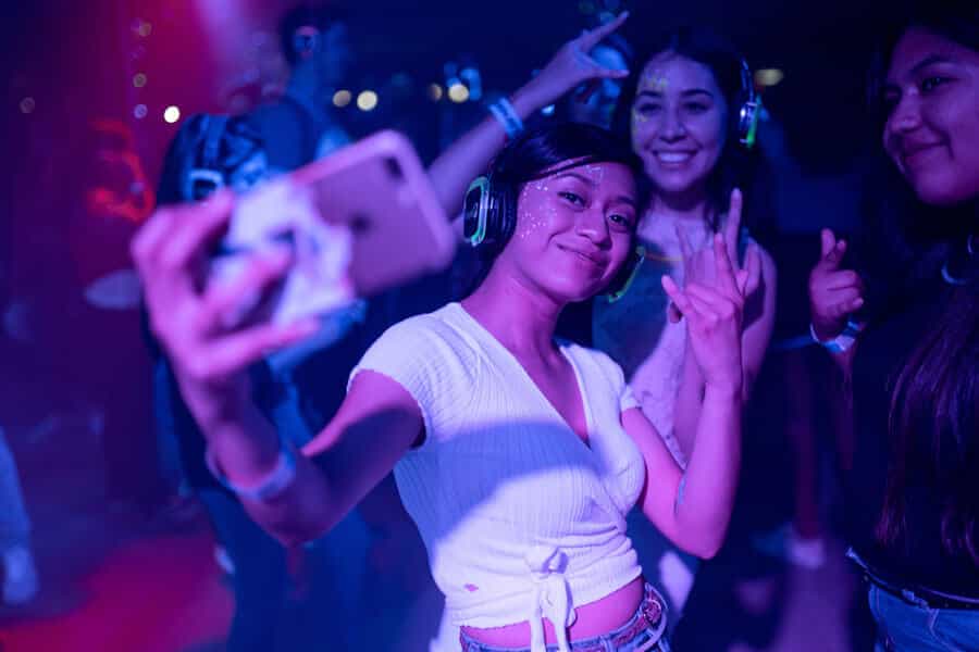 Chica de fiesta tomándose un "selfie".