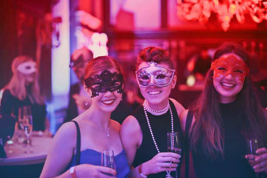 Grupo de chichas de fiesta con máscaras.