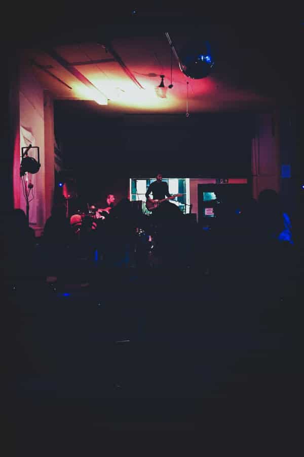 Pequeño concierto en una sala privada.
