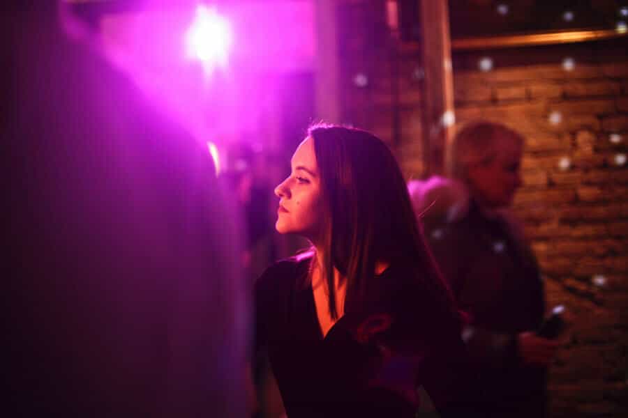 Una chica de perfil en un local de fiesta.