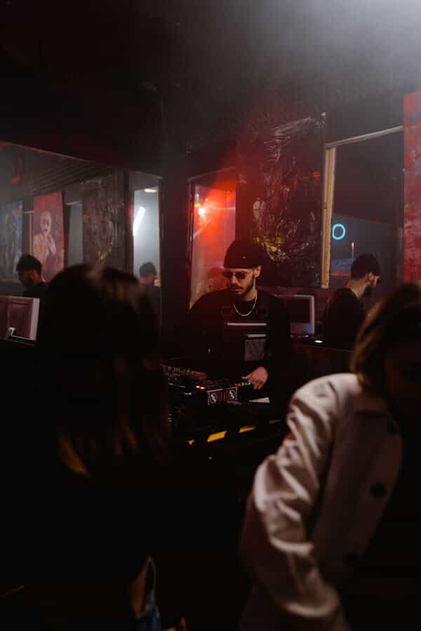 Un DJ pinchando música.