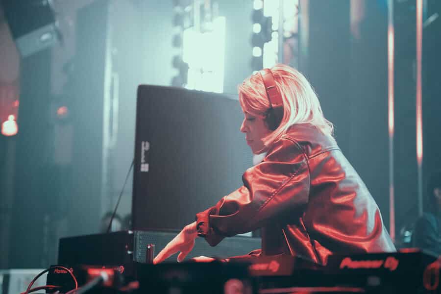 Una DJ pinchando música.