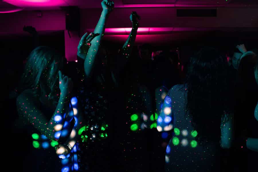 Un grupo de chicas disfrutando de una fiesta.